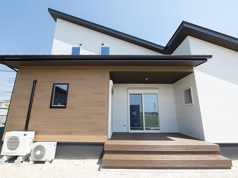〈佐賀市注文住宅：N様〉大屋根で繫がった平屋建てのような暮らしのできる家