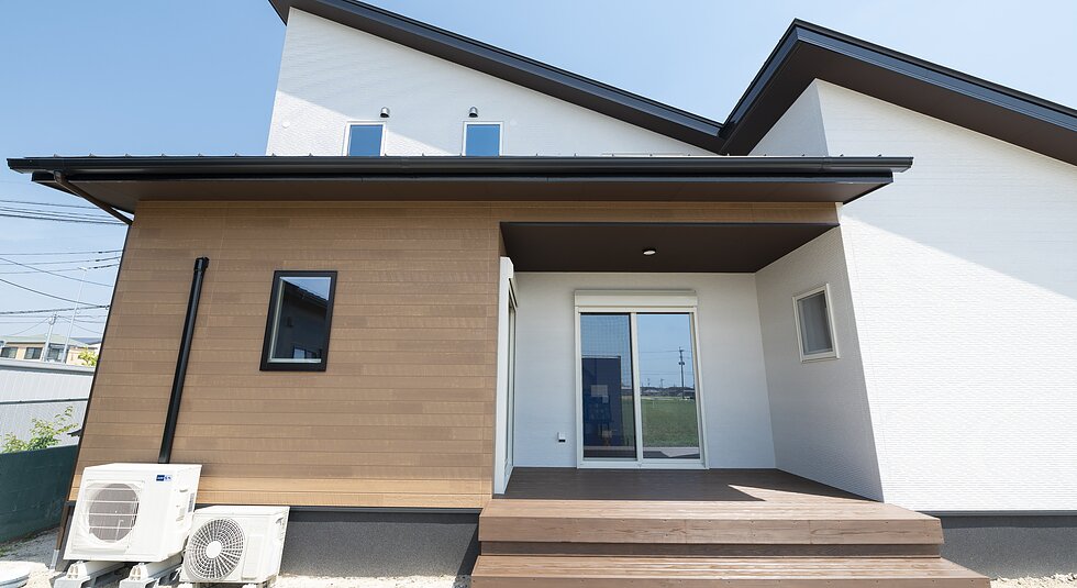 〈佐賀市注文住宅：N様：木の香〉大屋根で繫がった平屋建てのような暮らしのできる家のイメージ