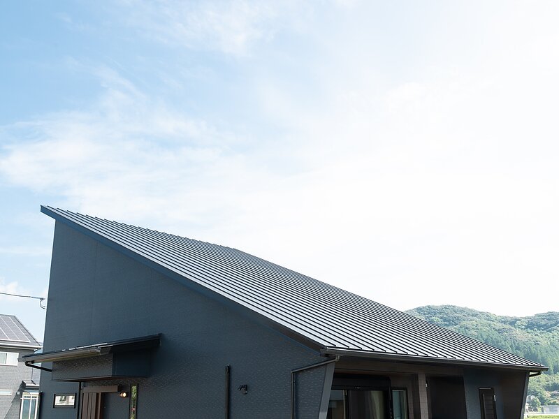 〈武雄市注文住宅：M様：木の香〉玄関から２アクセスできる片流れ屋根のお家