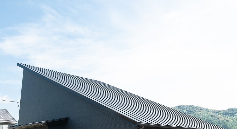 〈武雄市注文住宅：M様：木の香〉玄関から２アクセスできる片流れ屋根のお家のイメージ