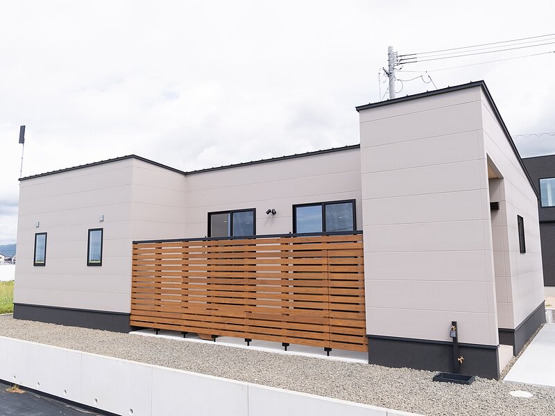＜吉野ヶ里町注文住宅：K様邸：木の香＞グレー×木格子がおしゃれな平屋