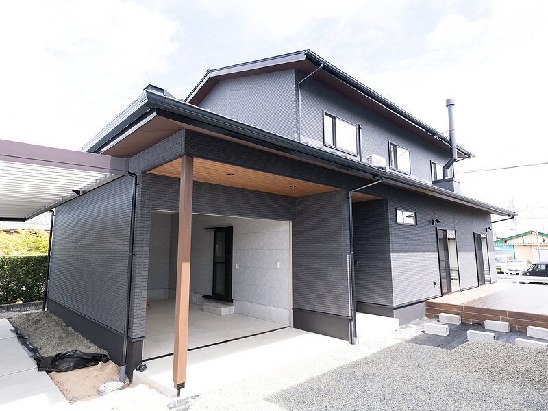 ＜小城市注文住宅：I様邸：木の香＞インナーテラスと薪ストーブのある家