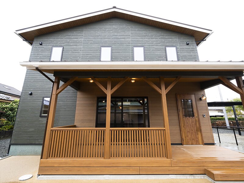 ＜吉野ヶ里町注文住宅：木の香：A様＞趣味も家事も、我慢しない。 カバードポーチのある自然素材の家