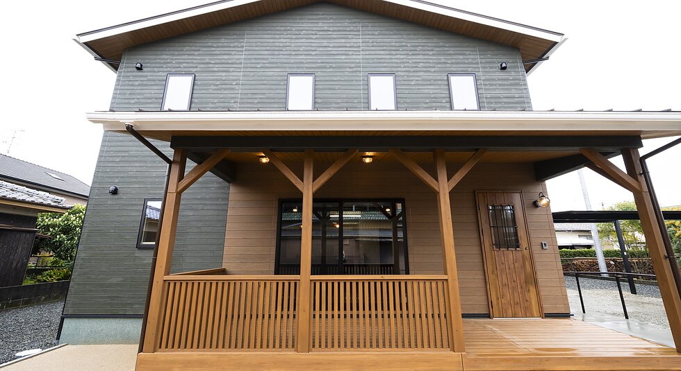 ＜吉野ヶ里町注文住宅：木の香：A様＞趣味も家事も、我慢しない。 カバードポーチのある自然素材の家のイメージ